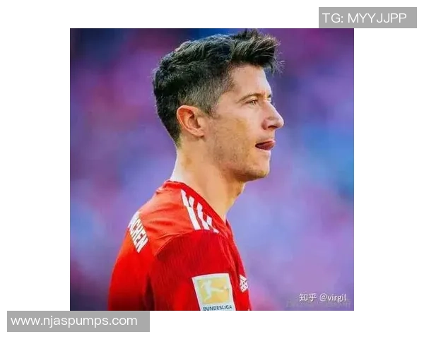 法国十几岁足球球星男友甜蜜日常曝光 网友称其为新一代足球才俊