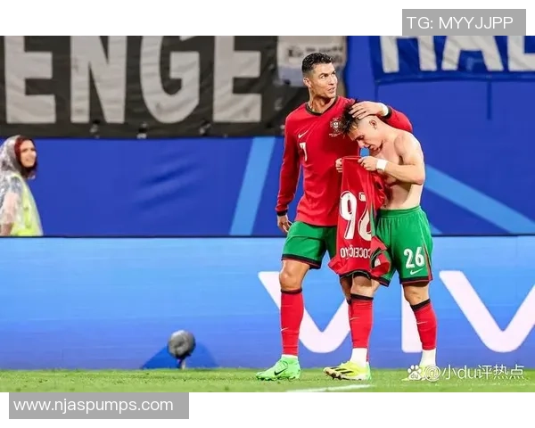 足球传奇球星解说风采全揭秘 重温经典瞬间与精彩赛场背后故事 足球传奇球星解说风采全揭秘 重温经典瞬间与精彩赛场背后故事