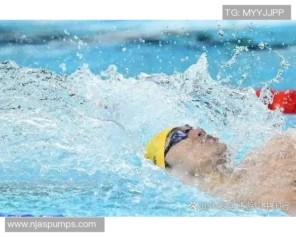 足球球星百米冲刺速度挑战 高速奔跑展现惊人爆发力