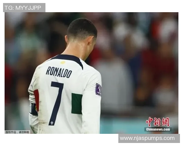 超级足球球星退役引发全球球迷热议，他的离开标志着一个时代的终结