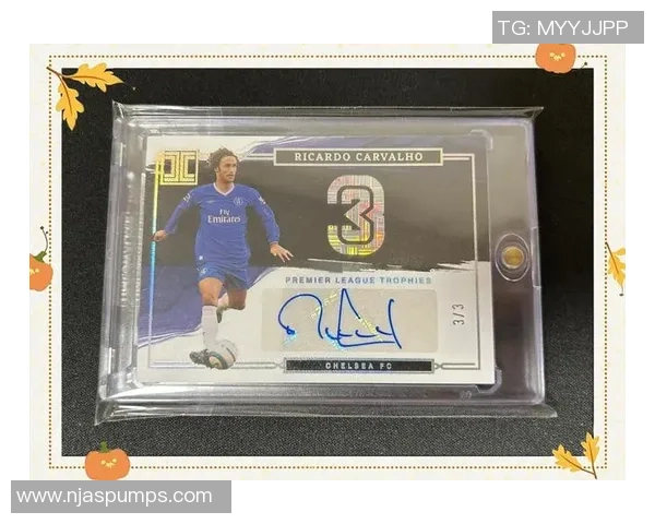 足球球星高举夺冠牌子点燃全场激情见证荣耀时刻